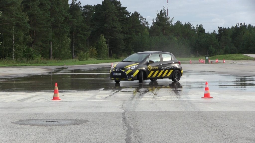 Auto libedasõidu harjutusel Delfi libedarajal